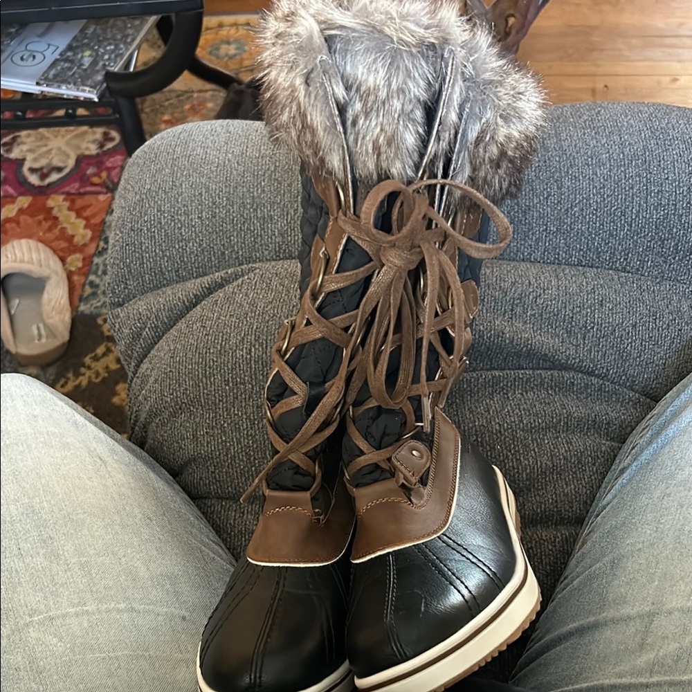Ladies snow boots size 8.5